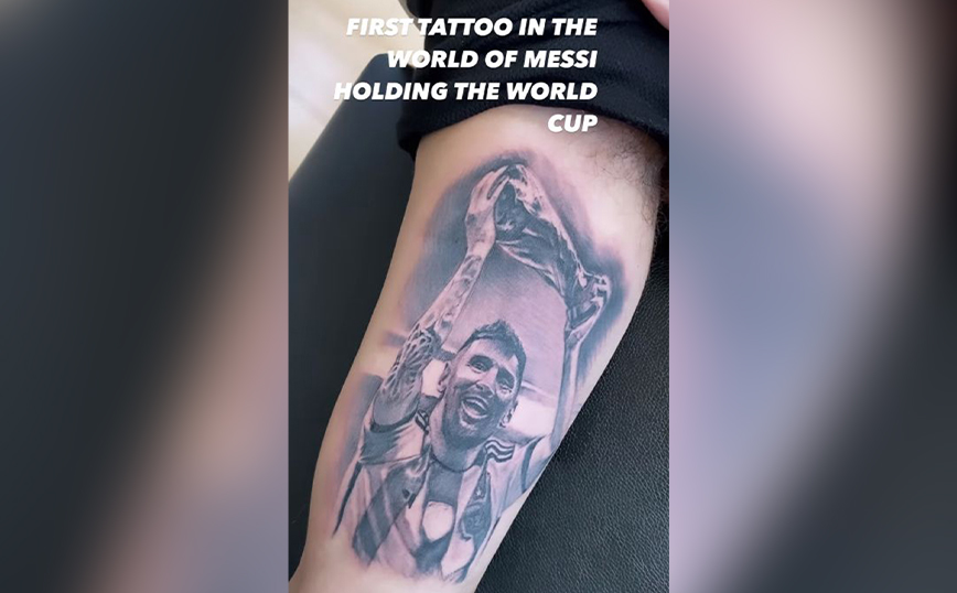 Έλληνας έκανε τατουάζ τον Μέσι να σηκώνει το Παγκόσμιο Κύπελλο &#8211; «Είναι το πρώτο στον κόσμο και έγινε στην Αθήνα»