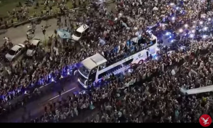 Η Αργεντινή υποδέχτηκε τους θριαμβευτές του Μουντιάλ 2022 – Δείτε βίντεο και φωτογραφίες