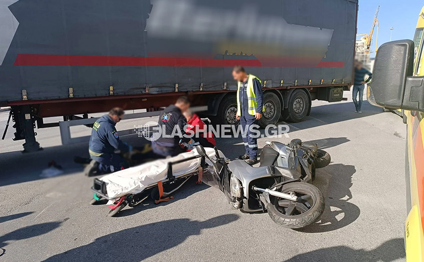 Σοβαρό τροχαίο στο λιμάνι της Σούδας στα Χανιά – Νταλίκα συγκρούστηκε με μηχανή