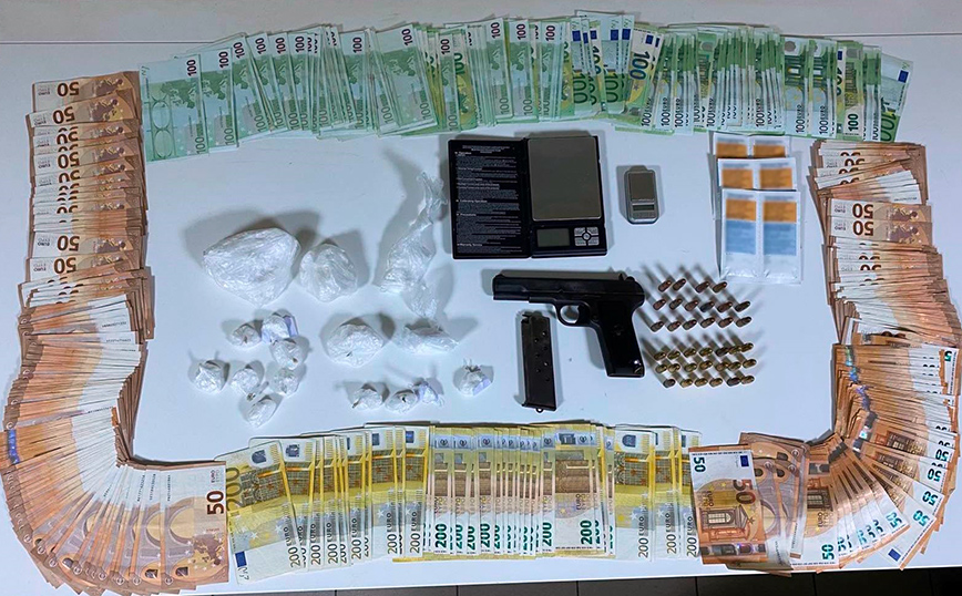 Συνελήφθη σεσημασμένος με πάνω από 30.000 ευρώ και 300 γραμμάρια κοκαΐνης
