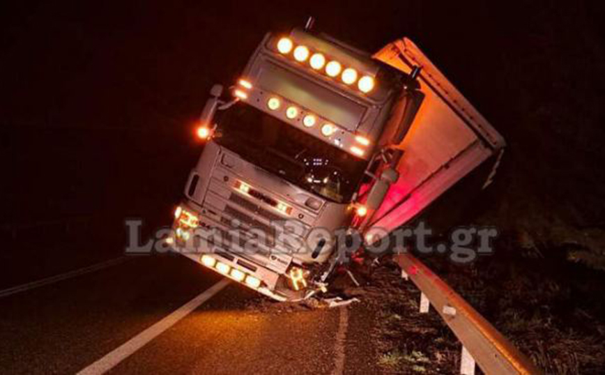 Φωτογραφίες από ανατροπή νταλίκας στην Εθνικό Οδό Λαμίας &#8211; Άμφισσας