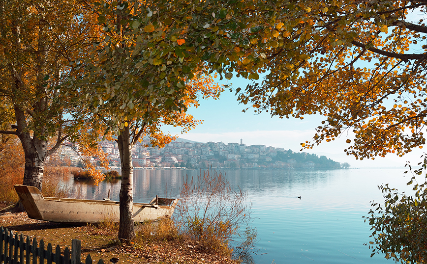 Η λίμνη Ορεστιάδα στην Καστοριά Η λίμνη Ορεστιάδα στην Καστοριά