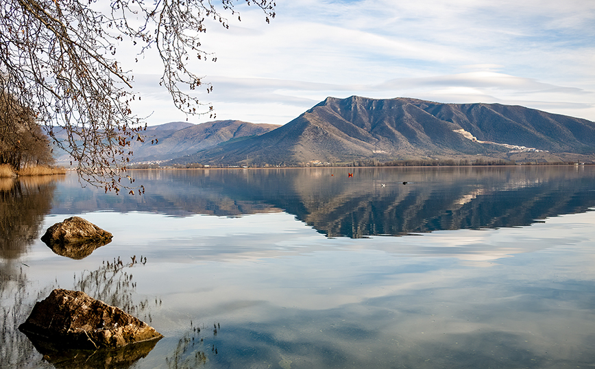 Η λίμνη Ορεστιάδα στην Καστοριά Η λίμνη Ορεστιάδα στην Καστοριά