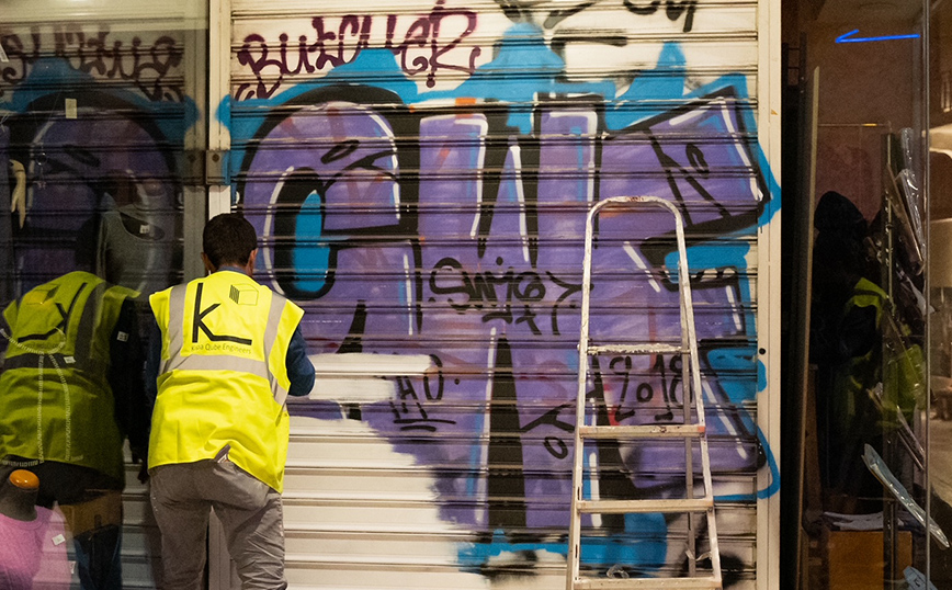 «Μαμούθ» επιχείρηση αντι-γκράφιτι στο κέντρο της Αθήνας από τον δήμο Αθηναίων: Καθαρίστηκαν 15.200 τ.μ.