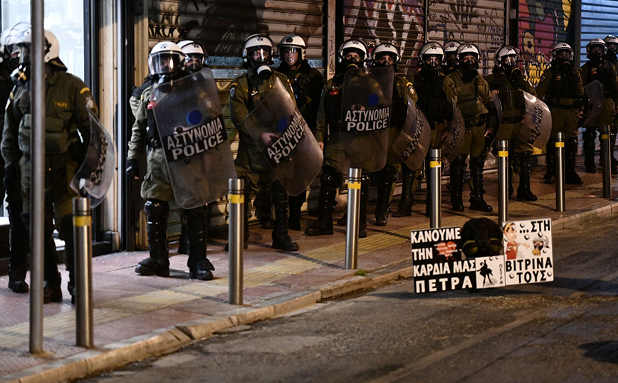 Αλέξανδρος Γρηγορόπουλος: Σκυλάκος βρέθηκε στην πρώτη γραμμή της πορείας &#8211; «Κουβάλησε» ονόματα θυμάτων