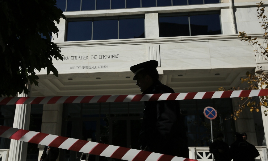 Άγριο ξύλο οπαδών έξω από το Πρωτοδικείο στην Αθήνα: Δύο τραυματίες από μαχαιριές – Επτά προσαγωγές