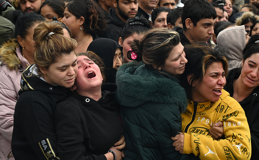 Κονβόι θλίψης στην κηδεία του 16χρονου Ρομά: Τον αποχαιρέτισαν με ένα πακέτο τσιγάρα και τραπ τραγούδια