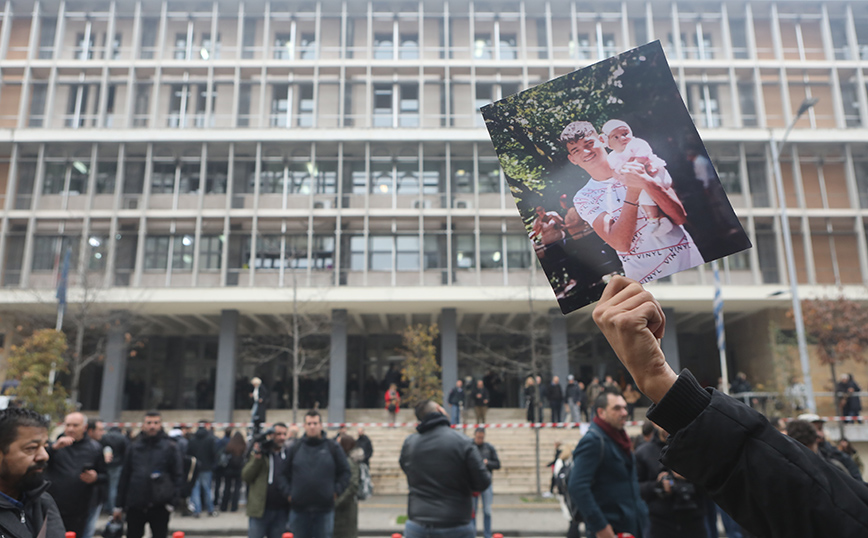 Σε κατ&#8217; οίκον περιορισμό ο αστυνομικός για τον πυροβολισμό του 16χρονου Ρομά &#8211; Διαφωνία ανακριτή και εισαγγελέα