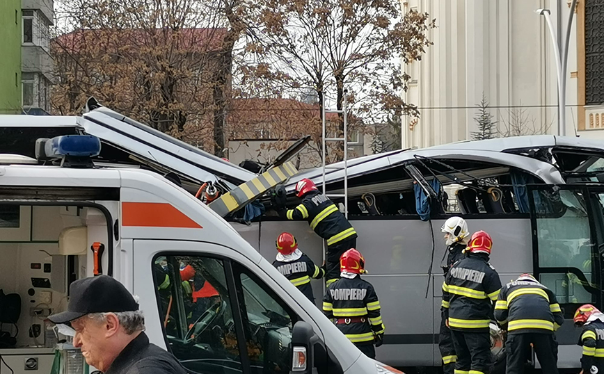 Πώς έγινε το δυστύχημα με το λεωφορείο με τους 47 Έλληνες στη Ρουμανία: Η οροφή του πούλμαν διαλύθηκε &#8211; Νέες φωτογραφίες