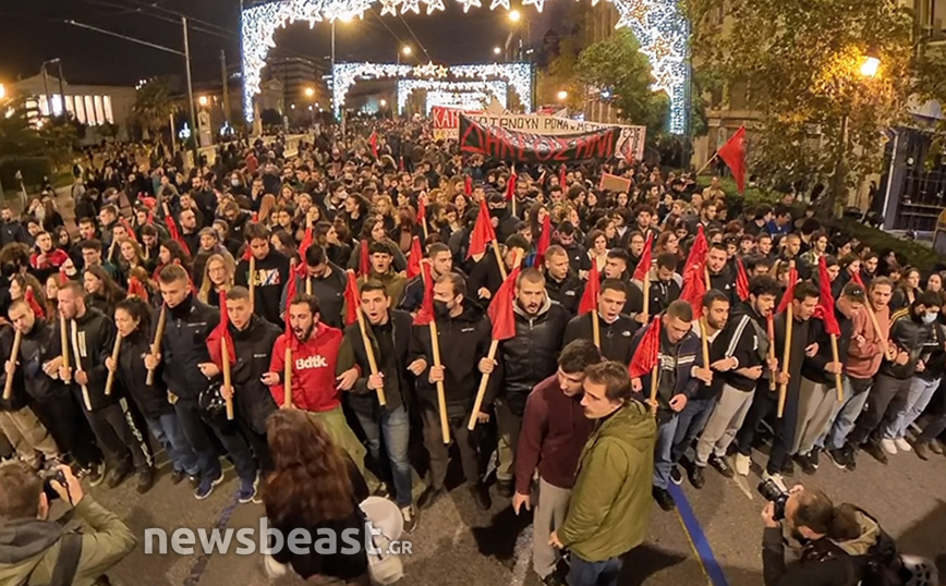 Πορεία στο κέντρο της Αθήνας για τον θάνατο του 16χρονου Ρομά &#8211; Ένταση με δακρυγόνα και κρότου λάμψης