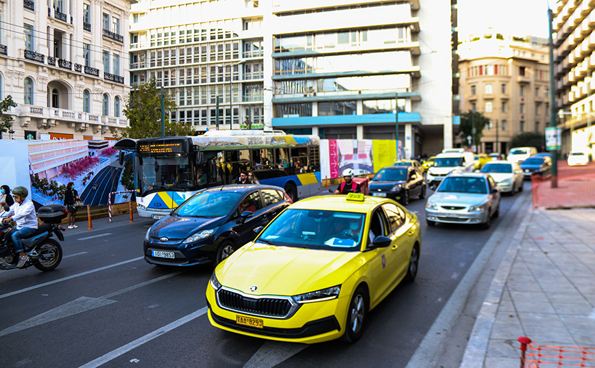 Αυτοκίνητα και μέσα στο Σύνταγμα Αυτοκίνητα και μέσα στο Σύνταγμα