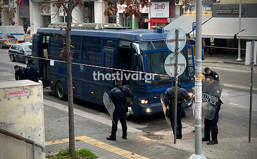 Πυροβολισμός 16χρονου Ρομά: Υπό δρακόντεια μέτρα ασφαλείας έφτασε στα δικαστήρια ο αστυνομικός