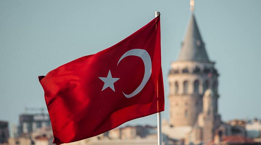 Τουρκία: Αποφυλακίστηκε ο πρώτος δημοσιογράφος που τέθηκε υπό κράτηση βάσει του νόμου για τη διασπορά ψευδών ειδήσεων