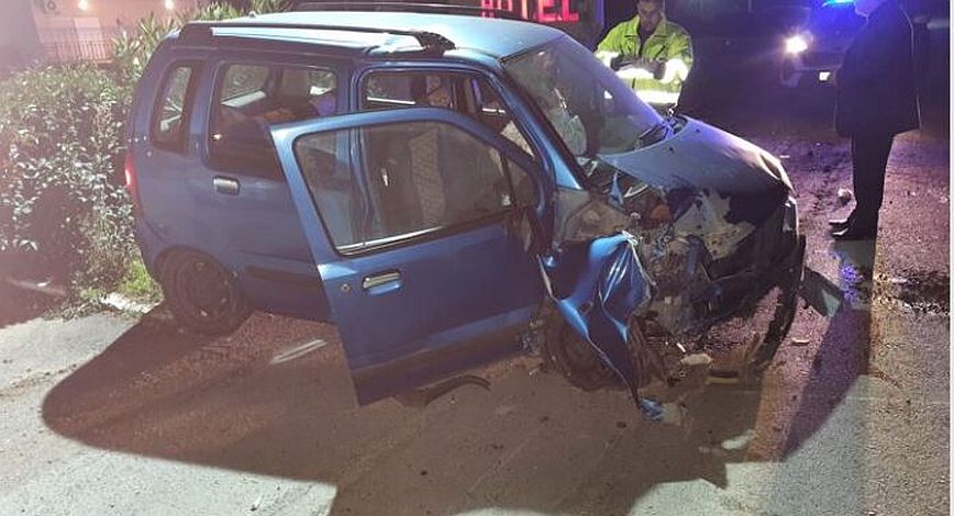 Χαλκηδόνα: Αυτοκίνητο εξετράπη της πορείας του και προσέκρουσε σε πινακίδα ξενοδοχείου &#8211; Τρεις τραυματίες