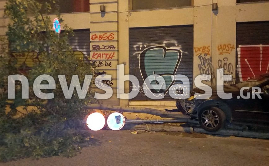 Απίστευτο τροχαίο: Οδηγός «ξήλωσε» δέντρο και πινακίδα του ΚΟΚ στην οδό Μπενάκη – Δείτε φωτογραφίες