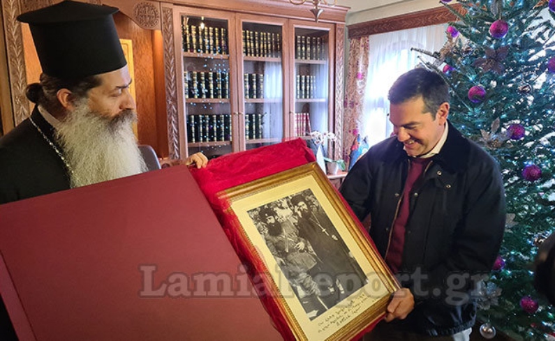 Κορνίζα με τον Άρη Βελουχιώτη έκανε δώρο ο μητροπολίτης Φθιώτιδας στον Αλέξη Τσίπρα – «Δεν περίμενα τέτοια έκπληξη»