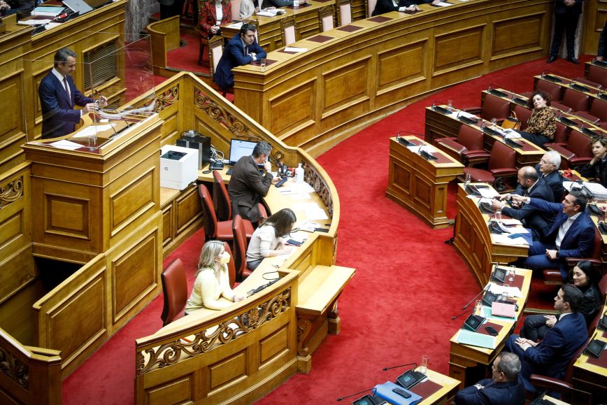 Η μονομαχία Μητσοτάκη – Τσίπρα στη Βουλή, το απρόοπτο περιστατικό και οι εντάσεις