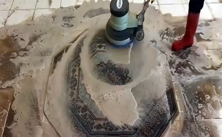 Καθαρίζοντας ένα χαλί που είχε να πλυθεί πολλά χρόνια