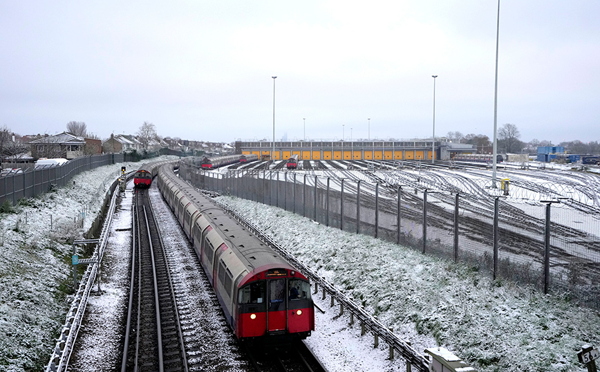Λονδίνο: Το χιόνι προκάλεσε προβλήματα στα αεροδρόμια, το μετρό και τον σιδηρόδρομο