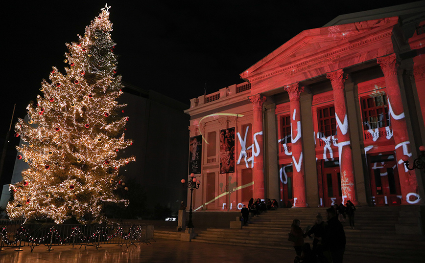 Πειραιάς: Ο Γιάννης Μώραλης ανάβει το χριστουγεννιάτικο δέντρο στο Δημοτικό Θέατρο