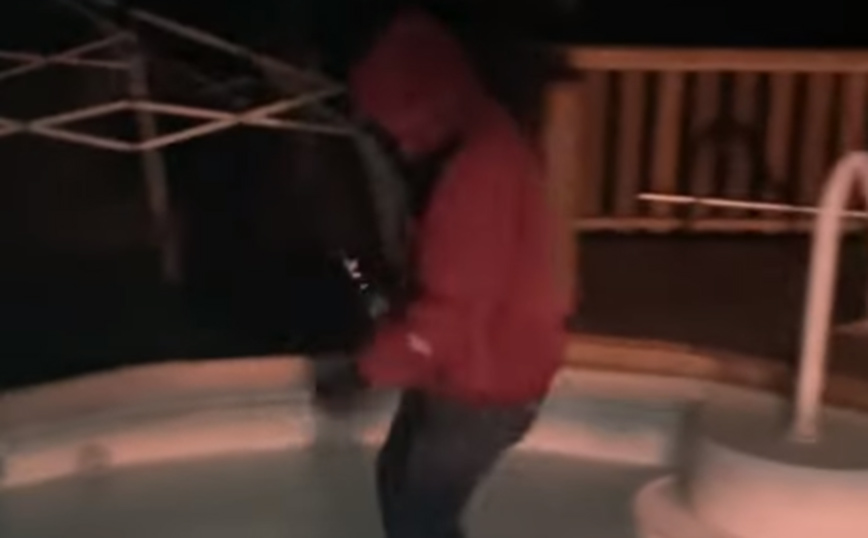 Δεν είναι καλή ιδέα να χορεύεις πάνω σε μια παγωμένη πισίνα