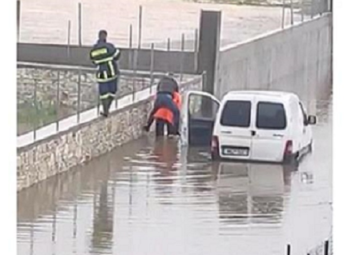 Κακοκαιρία &#8211; Ηγουμενίτσα: Πυροσβέστης απεγκλώβισε οδηγό σηκώνοντάς τον στην πλάτη