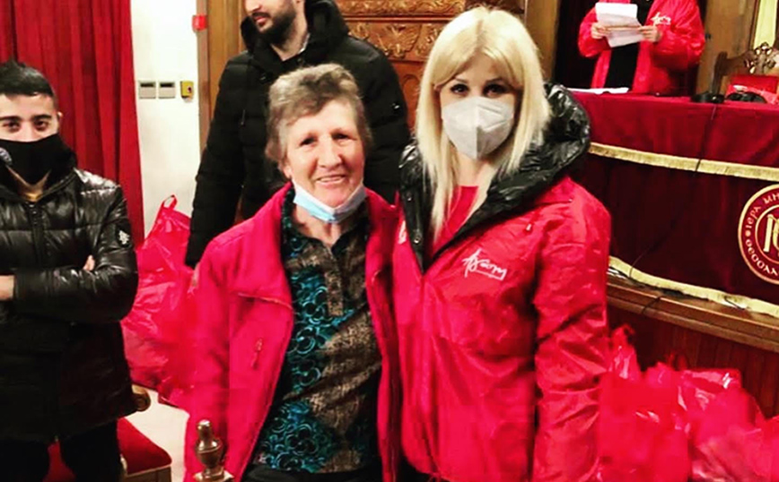 Η Έλενα Ράπτη, μαζί με μέλη και φίλους της «Αγάπης» προσέφεραν δέματα με τρόφιμα