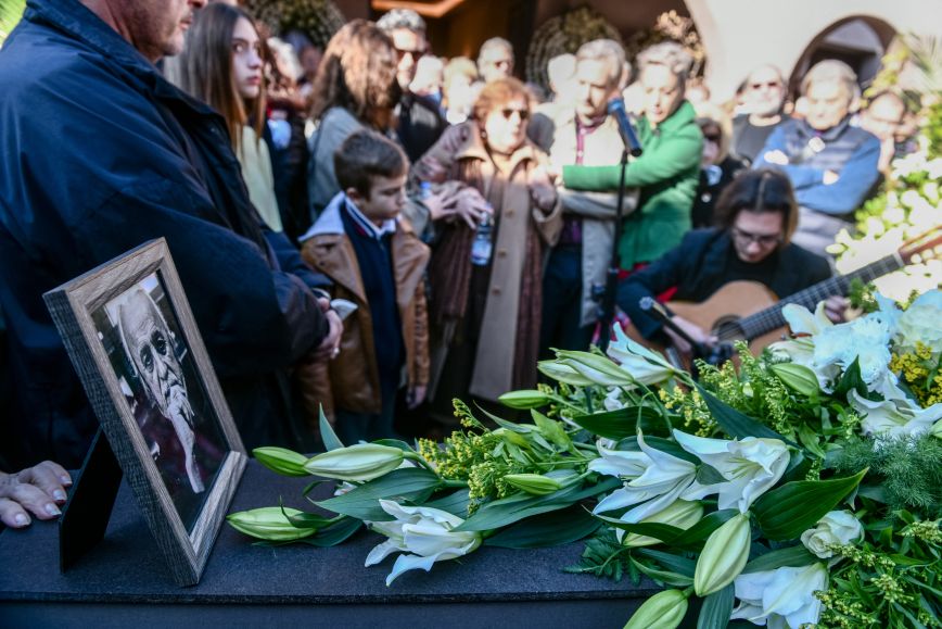 Νότης Μαυρουδής: Πλήθος κόσμου έδωσε το παρών στην κηδεία του