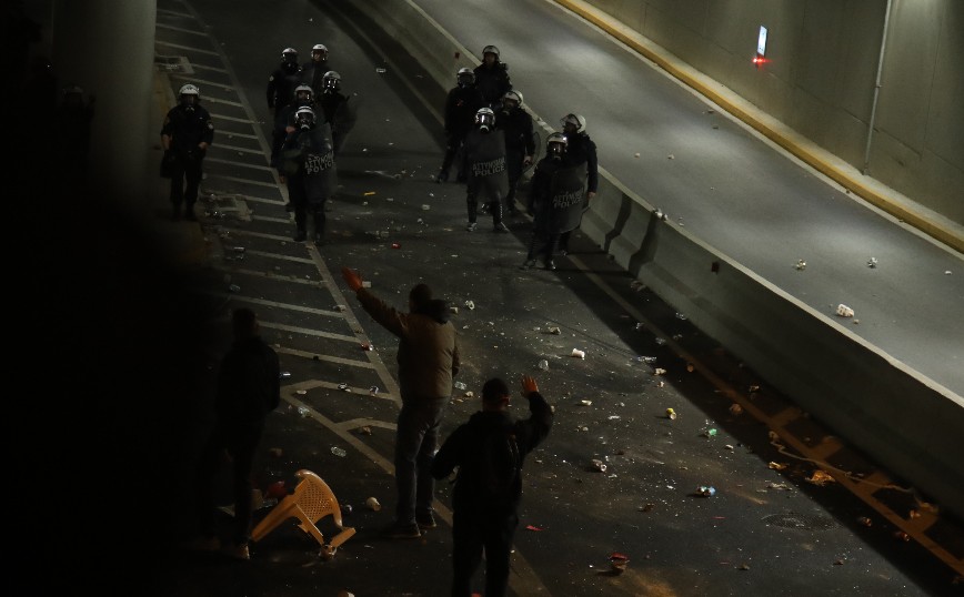 ΑΕΚ &#8211; Παναθηναϊκός: Δακρυγόνα από την αστυνομία έξω από την OPAP Arena