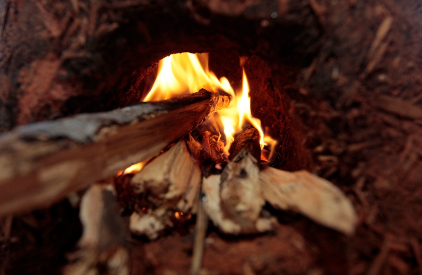 Καίει τούβλα από&#8230; κακά στη σόμπα για να ζεσταθεί &#8211; «Εξοικονομώ 56 ευρώ τον μήνα»