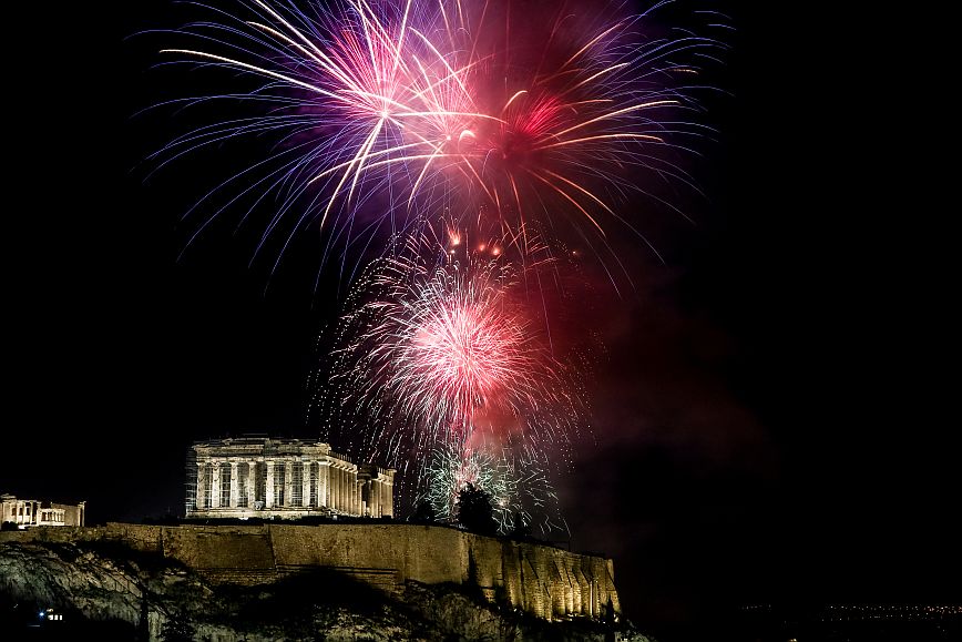 Με εορταστική διάθεση η Αθήνα υποδέχθηκε το νέο έτος – Δείτε βίντεο και εικόνες