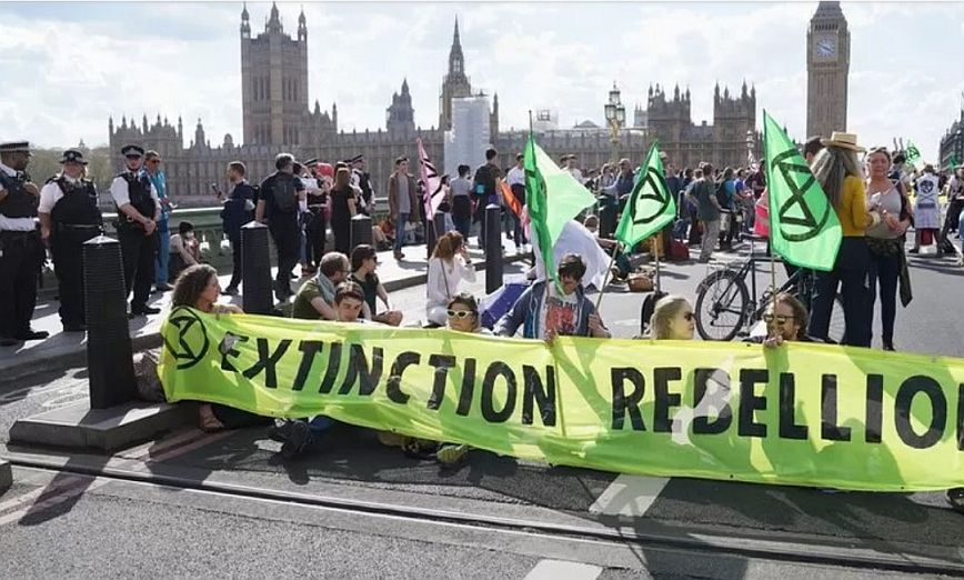 Βρετανία: Οι ακτιβιστές της Extinction Rebellion αλλάζουν τακτική – Ελάχιστα πράγματα έχουν αλλάξει, λένε