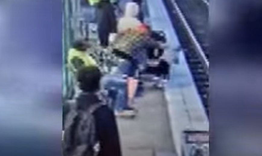 Σοκαριστικό βίντεο: Γυναίκα σπρώχνει μικρό κορίτσι στις ράγες τρένου