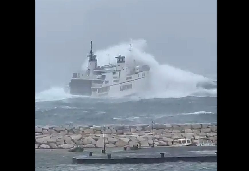 Ιταλία: Κύματα 8 μέτρων «καταπίνουν» επιβατηγό πλοίο &#8211; Δείτε βίντεο