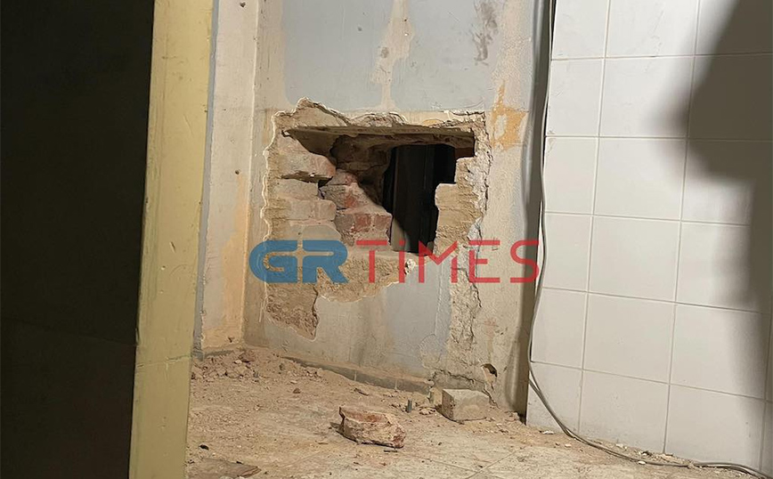 Ριφιφί σε κοσμηματοπωλείο στο κέντρο της Θεσσαλονίκης – Οι διαρρήκτες άνοιξαν τρύπα στον τοίχο διπλανού καταστήματος