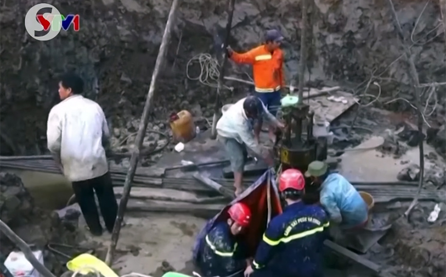 Δεκάχρονος έπεσε σε κούφια κολώνα βάθους 35 μέτρων στο Βιετνάμ &#8211; Εκατοντάδες διασώστες προσπαθούν να τον σώσουν
