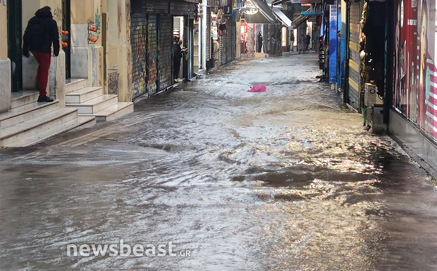 Μήνυμα του 112 σε Αττική για επικίνδυνα καιρικά φαινόμενα &#8211; Εγκλωβίστηκαν οχήματα στο Μαρούσι, κλειστά σχολεία