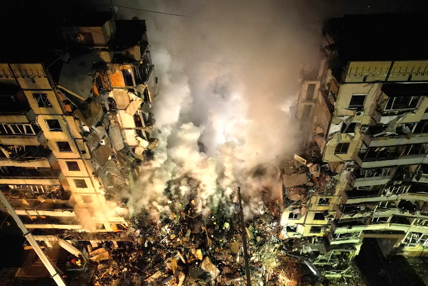 Στους 18 οι νεκροί από τον βομβαρδισμό πολυκατοικίας στο Ντνίπρο &#8211; Αναζητούν κόσμο στα συντρίμμια