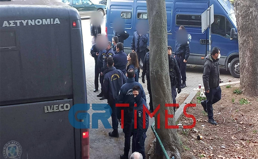 Άλκης Καμπανός: Αποδοκίμασαν τους κατηγορούμενους στα δικαστήρια – «Δύσκολη μέρα αλλά θα το ξεπεράσουμε» είπε ο πατέρας του