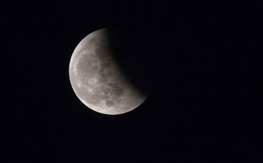 Μια εντυπωσιακή φωτογραφία – σύνθεση με όλες τις φάσεις της ολικής έκλειψης σελήνης