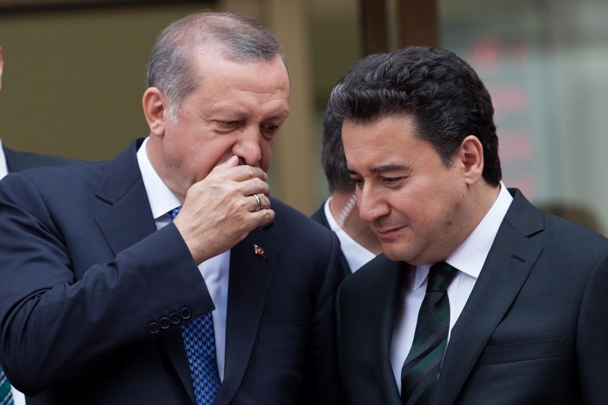Τουρκία: Έντονη αντιπαράθεση μεταξύ Ερντογάν και Μπαμπατζάν με… πάνες, κουλούρια και σουτζούκια