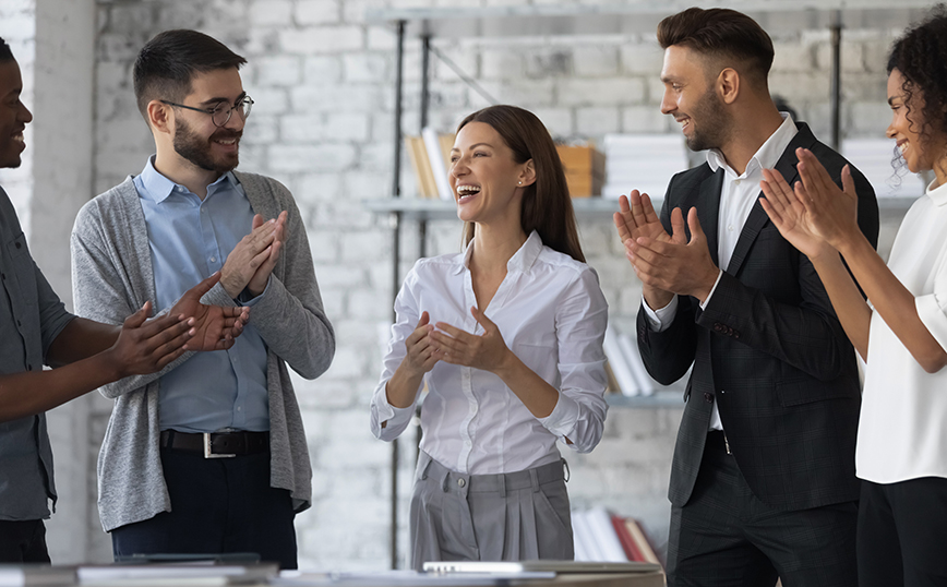 Ομάδα ανθρώπων σε χώρο εργασίας Ομάδα ανθρώπων σε χώρο εργασίας