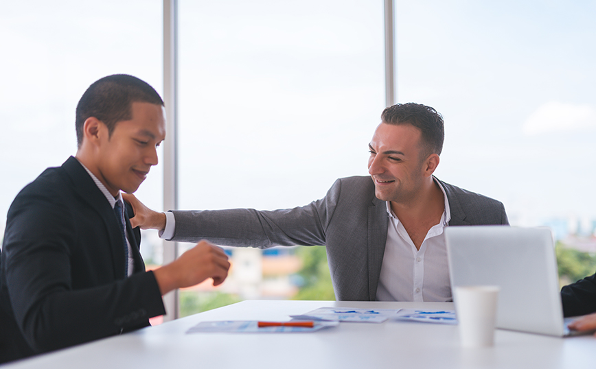 Δύο άντρες σε χώρο εργασίας Δύο άντρες σε χώρο εργασίας