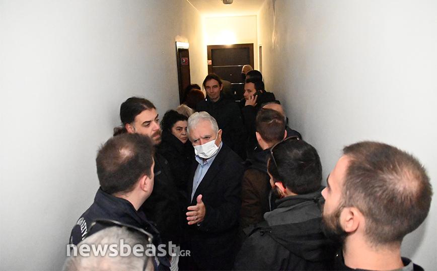 Διαμαρτυρία πολιτών εμπόδισε έξωση στα Πατήσια – «Κανένα σπίτι στα χέρια λωποδύτη»