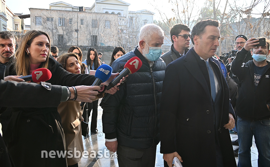 Έφτασε στο δικαστήριο ο Πέτρος Φιλιππίδης &#8211; Στο πλευρό του η γυναίκα του Ελπίδα Νίνου