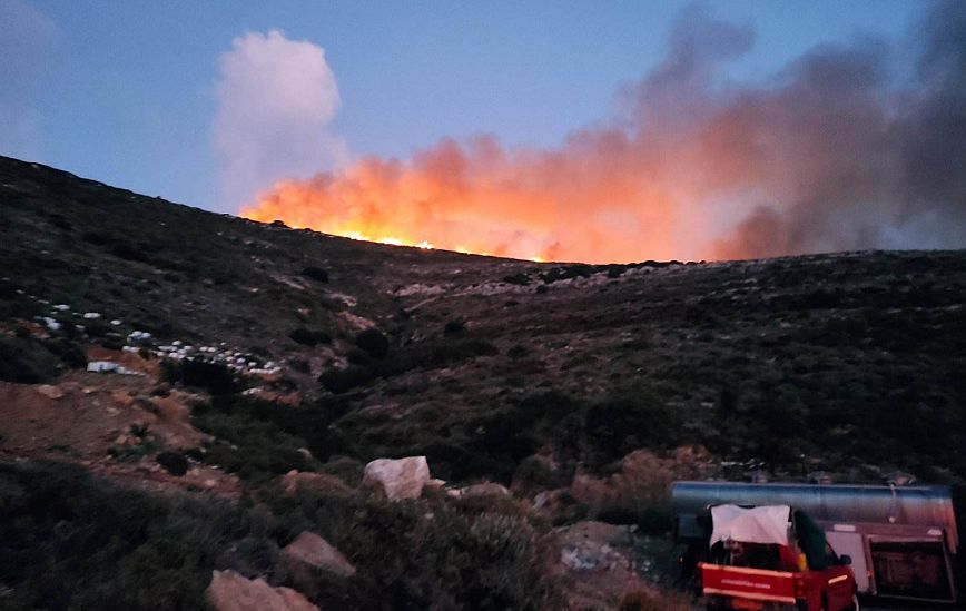 Φωτιά τώρα στους Φούρνους – Σε επιφυλακή οι κάτοικοι