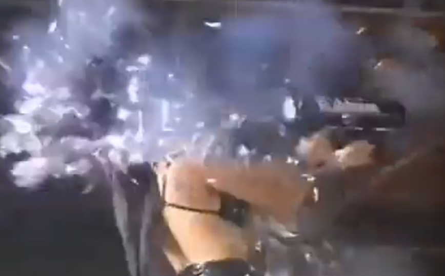 Το ατύχημα μιας DJ στη σκηνή – Βίντεο με τον τραυματισμό της από «όπλο» με κομφετί