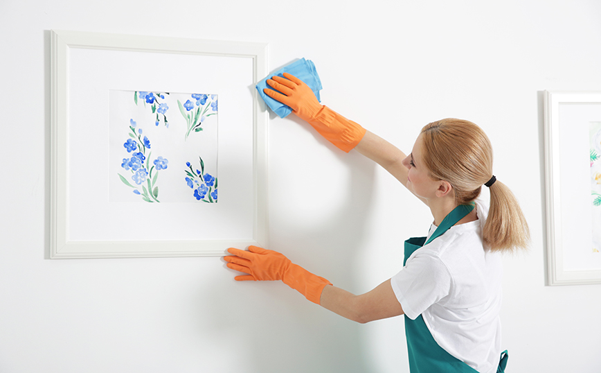 TikTok: Το έξυπνο κόλπο για να καθαρίσετε ευκολότερα τους τοίχους και τα κουφώματα του σπιτιού