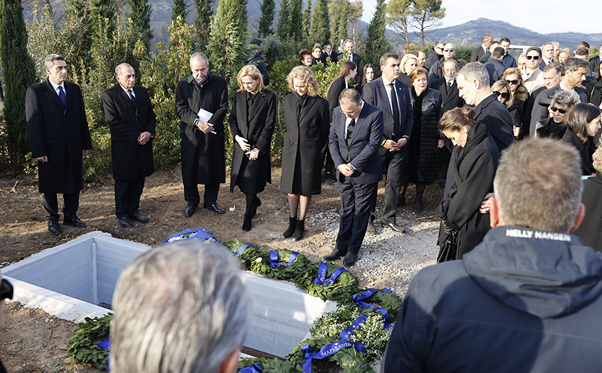 Η φωτογραφία του Βασιλικού Οίκου της Ισπανίας από τον τάφο του τέως Βασιλιά Κωνσταντίνου στο Τατόι