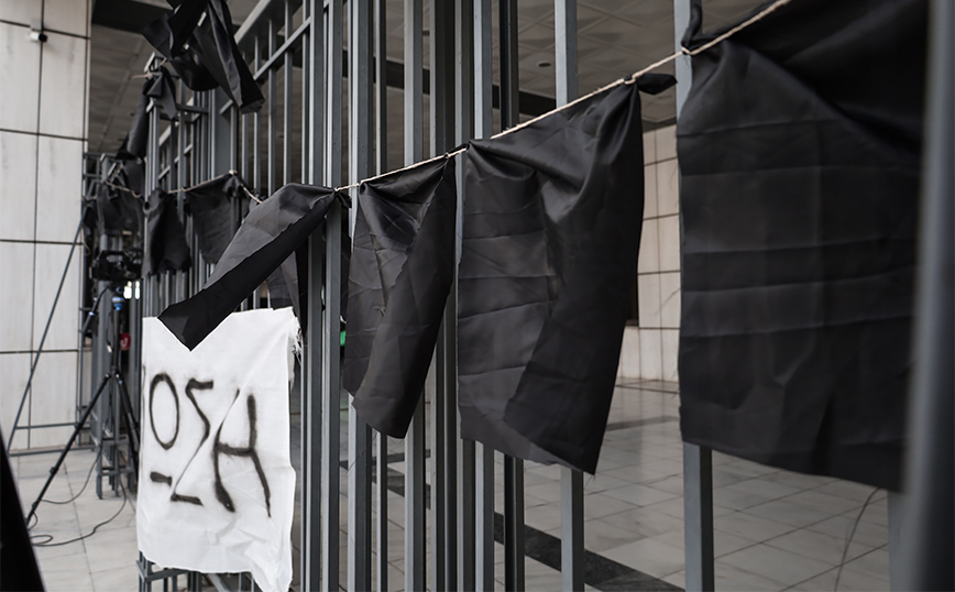 Εγκατέλειψαν μεσοπέλαγα το άψυχο κορμί του για να σωθούν οι ίδιες – Συγκλόνισαν μάνα και κόρη στη δίκη για το Μάτι